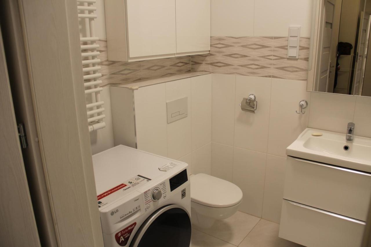 3 Rooms Aircon Apartment With Free Parking, Balcony Walking Distance Old Town Krakow Ngoại thất bức ảnh